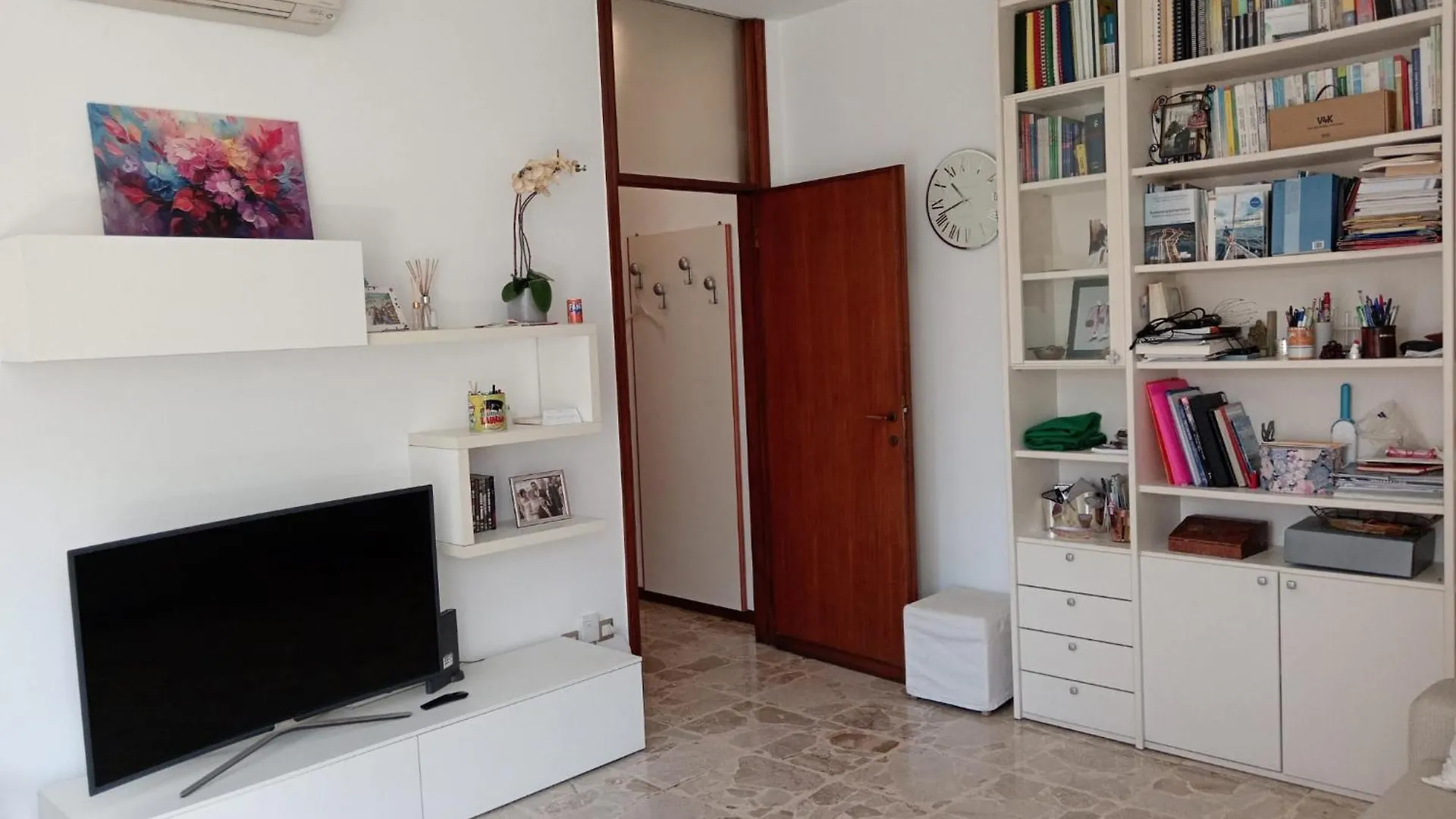 Studio with sofa bed Milan Italy